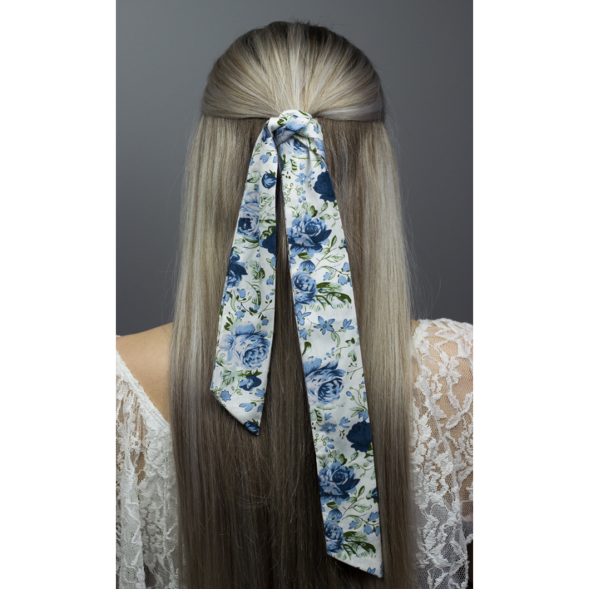 Bílá dámská stuha s modrými květy