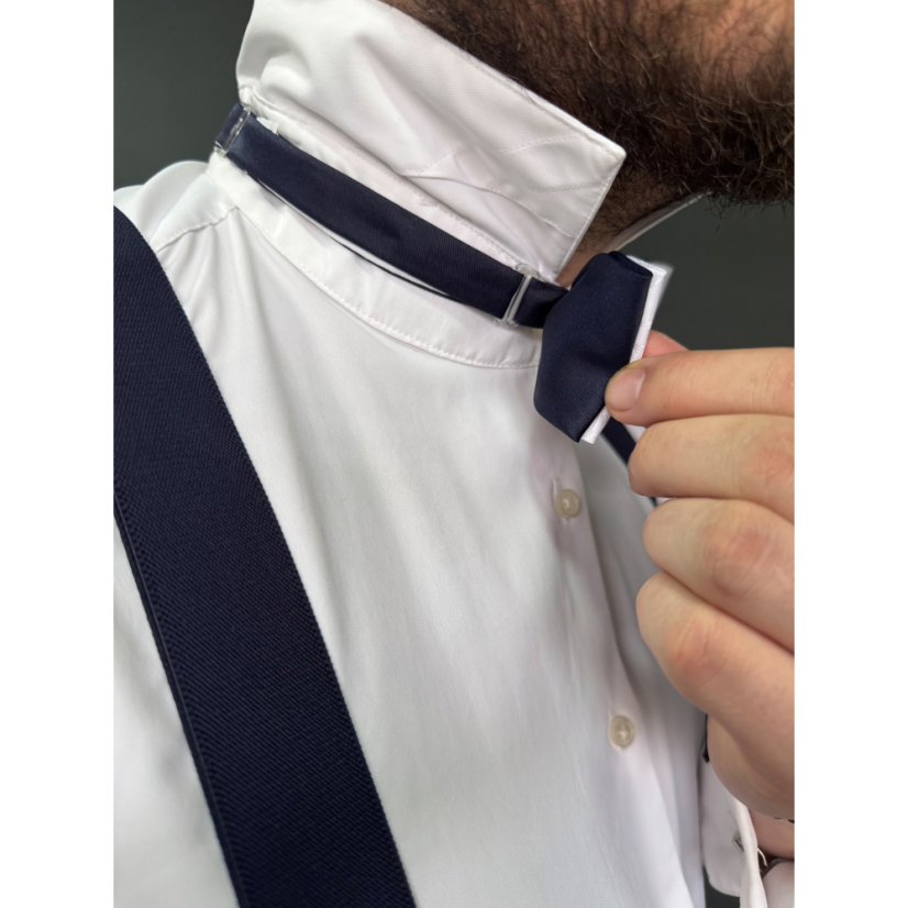 Bielo tmavo modrý pánsky motýlik s jemným vzorom vrátane vreckovky