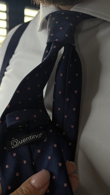 Tmavě modrá pánská kravata s červeno-bílým vzorem