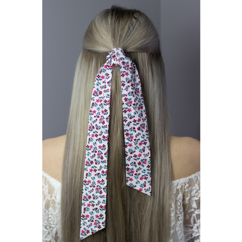 Bílá dámská stuha s vínově růžovými květy