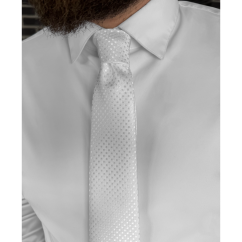 Bílá pánská svatební kravata s jemným geometrickým vzorem a kapesníčkem