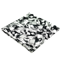 Černobílý pánský kapesníček s komiksovým motivem
