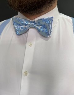 Světle modrý pánský motýlek s modrými květy včetně kapesníčku