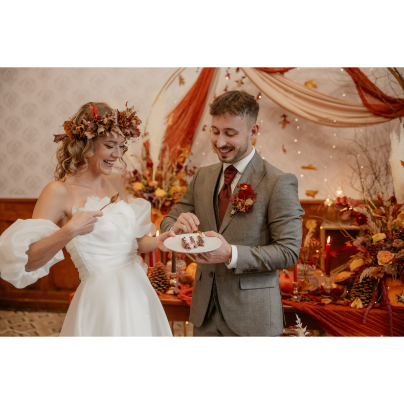 Vínově červená svatební kravata s proužky