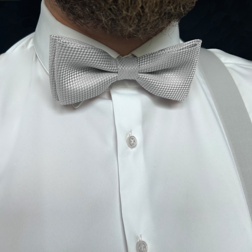 Světle šedý pánský motýlek s jemnou strukturou