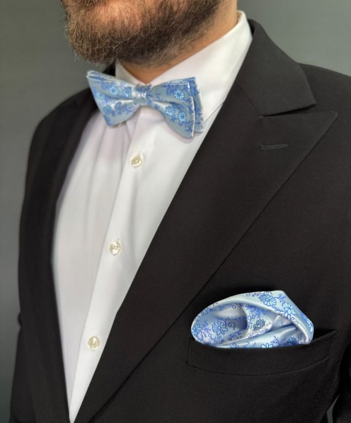 Světle modrý pánský motýlek s modrými květy včetně kapesníčku