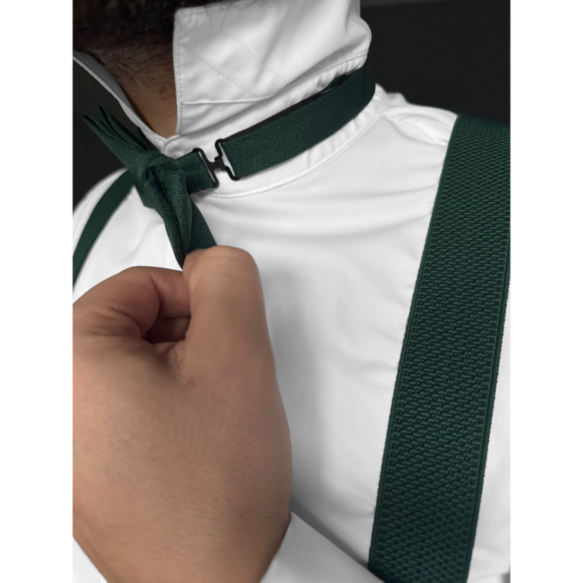 Smaragdově zelený pánský set s výrazným zlatým vzorem – kšandy, motýlek a kapesníček