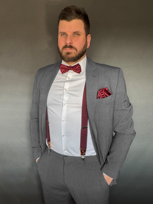 Vínově červený pánský motýlek s jemnými proužky a kapesníčkem