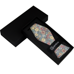 Šedo modro béžový bavlněný vázací motýlek s barevnými květy