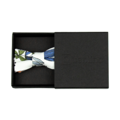 Bílý MINI dětský motýlek s šedo zelenými lístky