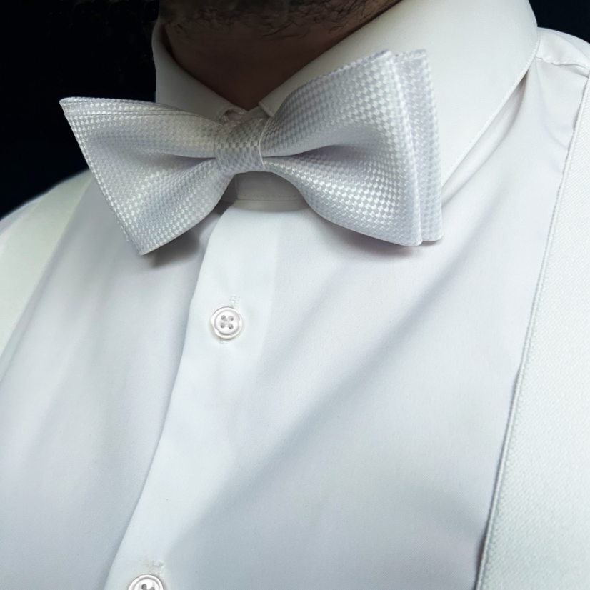 Bílý pánský motýlek s jemnou strukturou