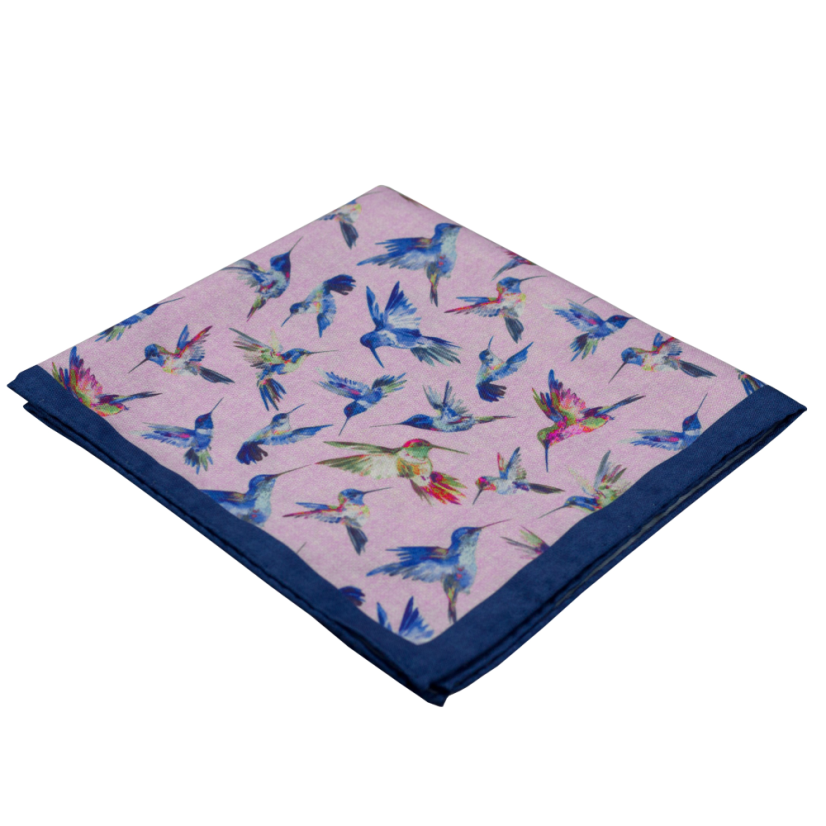 Pudrový pánský kapesníček s modrým lemem a motivem ptáků