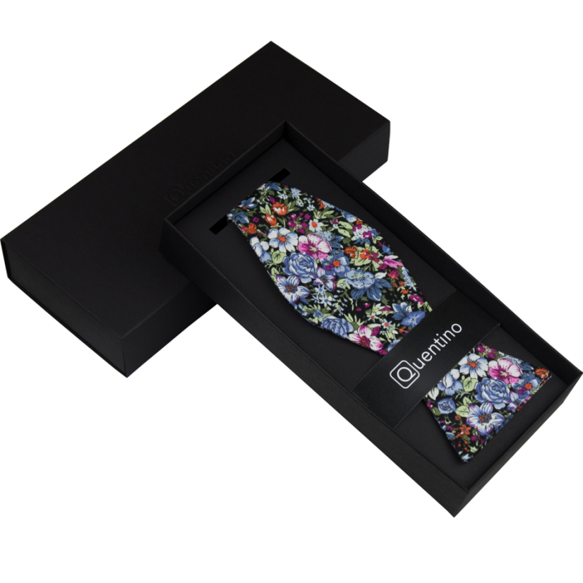 Černý bavlněný vázací motýlek s modro fialovými květy