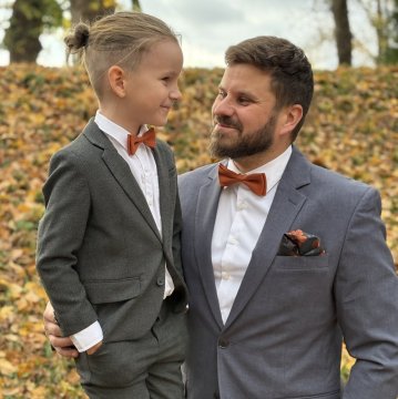 Otec a syn v štýle: Zlaďte sa na svadbu alebo oslavu ako perfektný tím