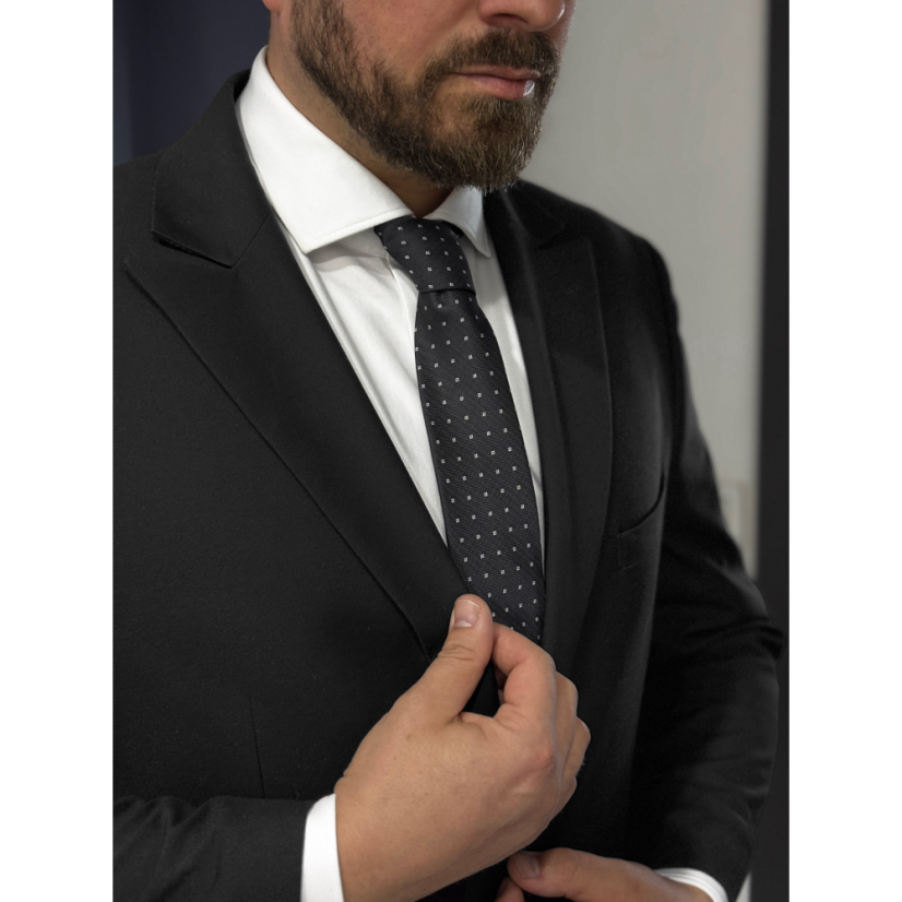 Tmavě šedá pánská kravata s jemným čtverečkovaným vzorem