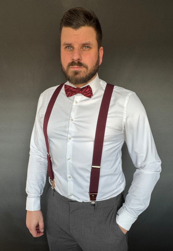 Vínově červený pánský motýlek s jemnými proužky a kapesníčkem