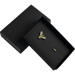 Zlatá včelka do klopy