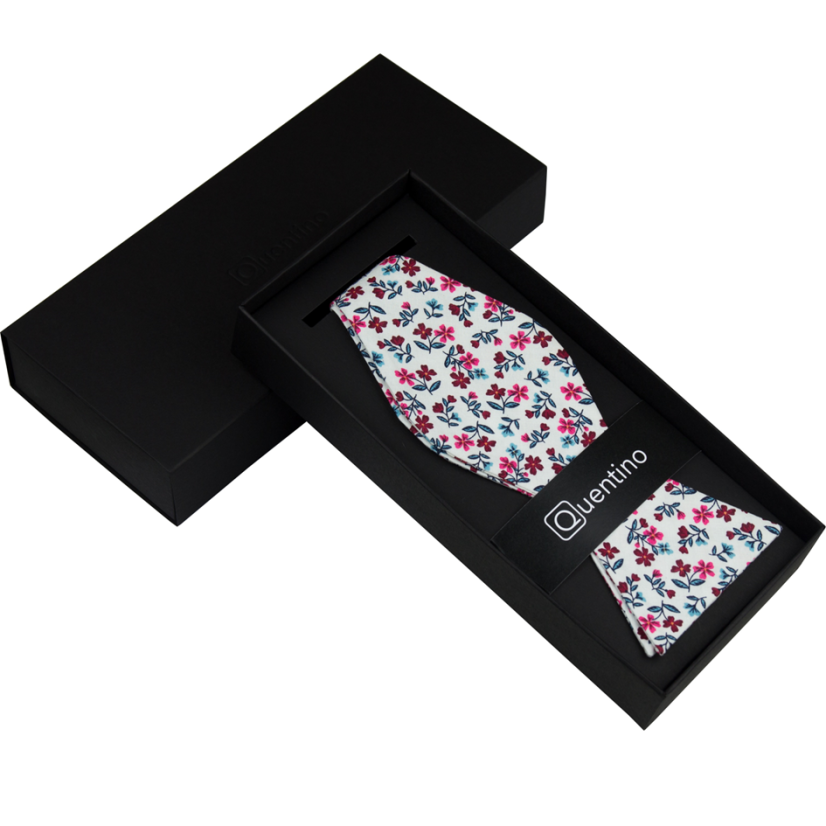 Bílý bavlněný vázací motýlek s vínově růžovými kvítky