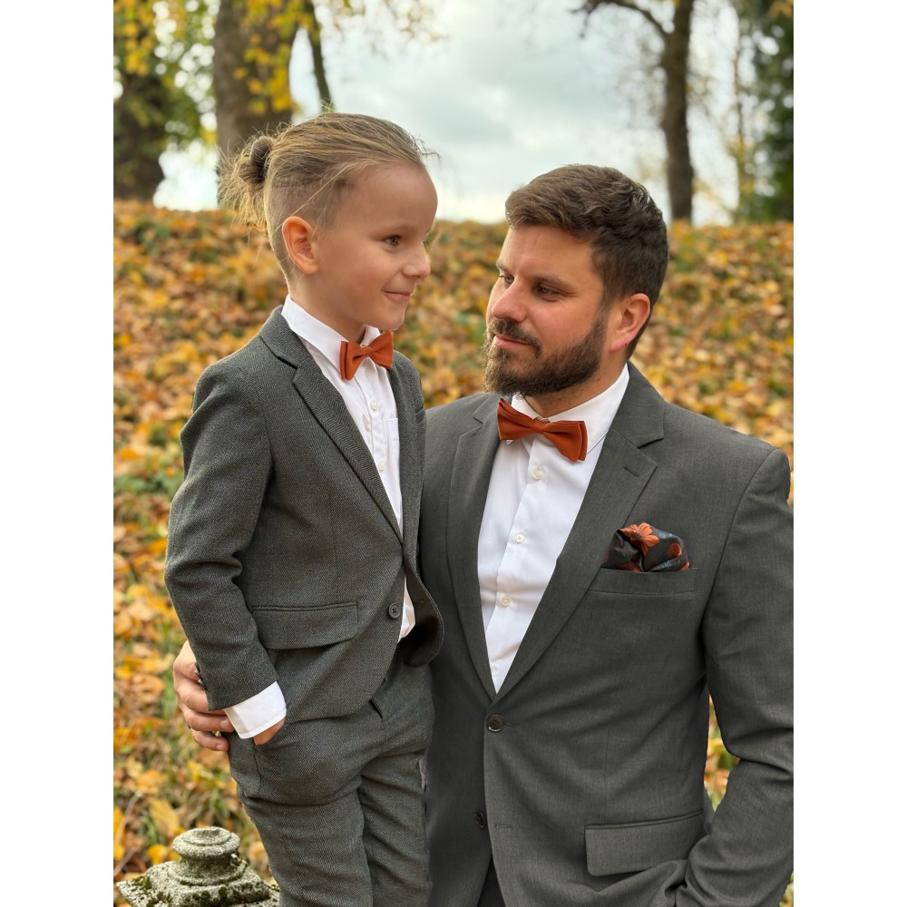 David a Tobi na společném focení v cihlovém setu šlí a motýlka