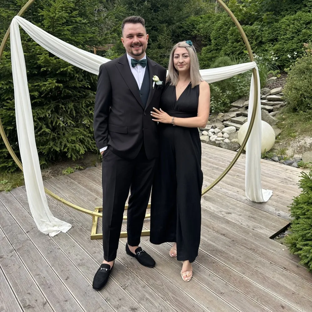 Pár svadobčanov na svadbe, muž má na sebe elegantného smaragdového motýlika