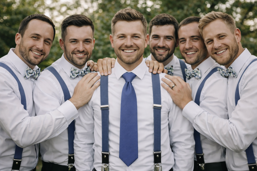 Modrá (denim blue) svatba – sladění ženicha a družby