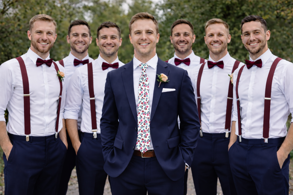 Vínová elegancia svadby – zladenie ženícha a družbov