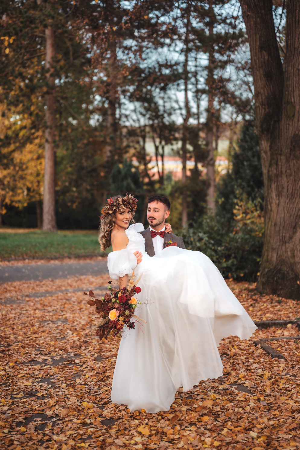 Ženich a nevěsta podzimní svatba
