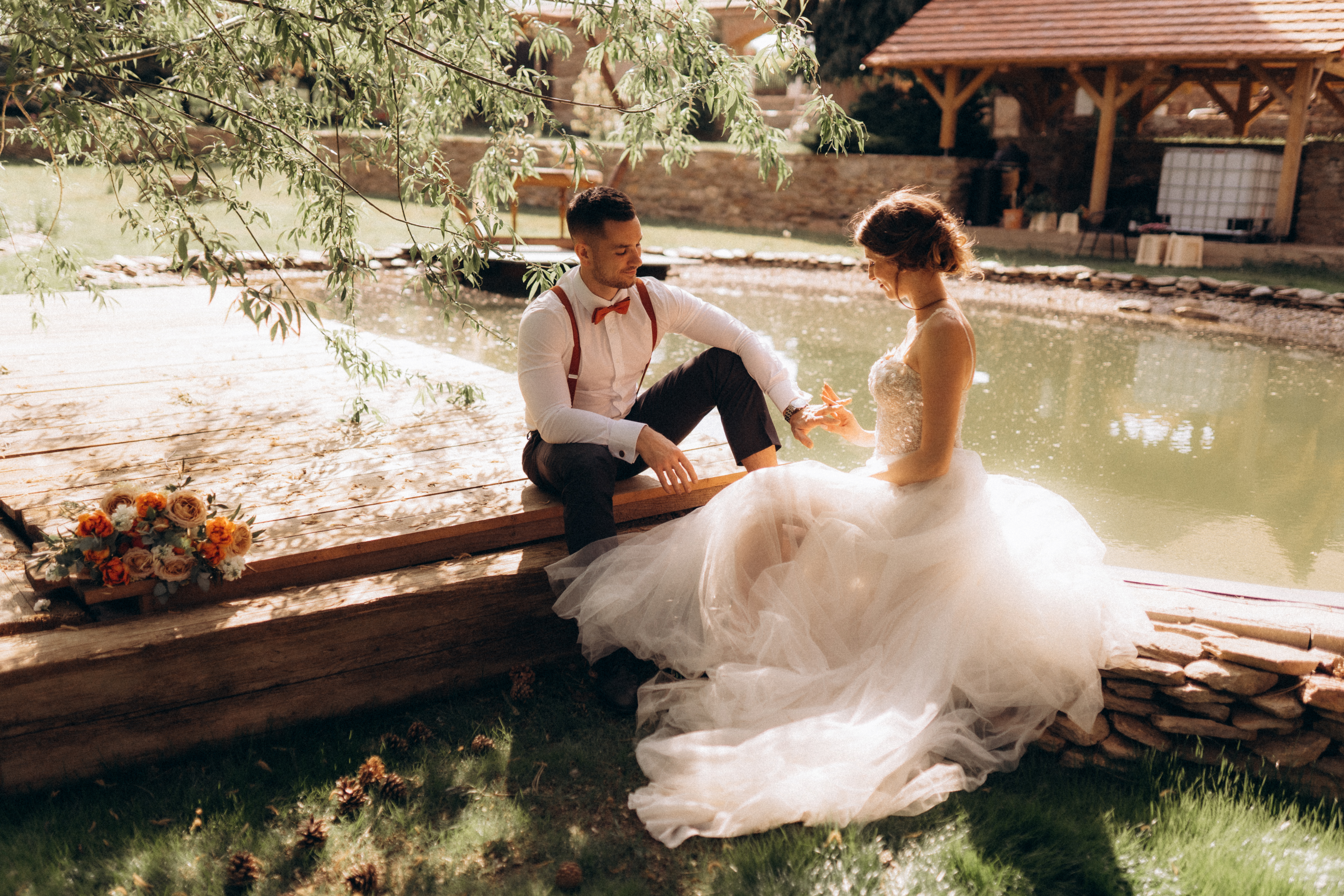 Foto pri vode – set trákov a motýlika vynikne v prírodnom prostredí