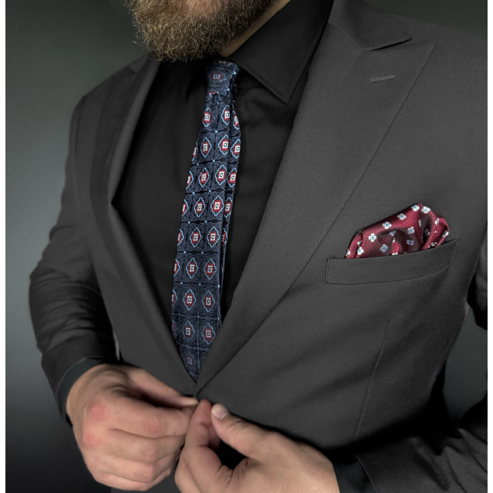 Tmavě modrá pánská hedvábná kravata s aplikacemi