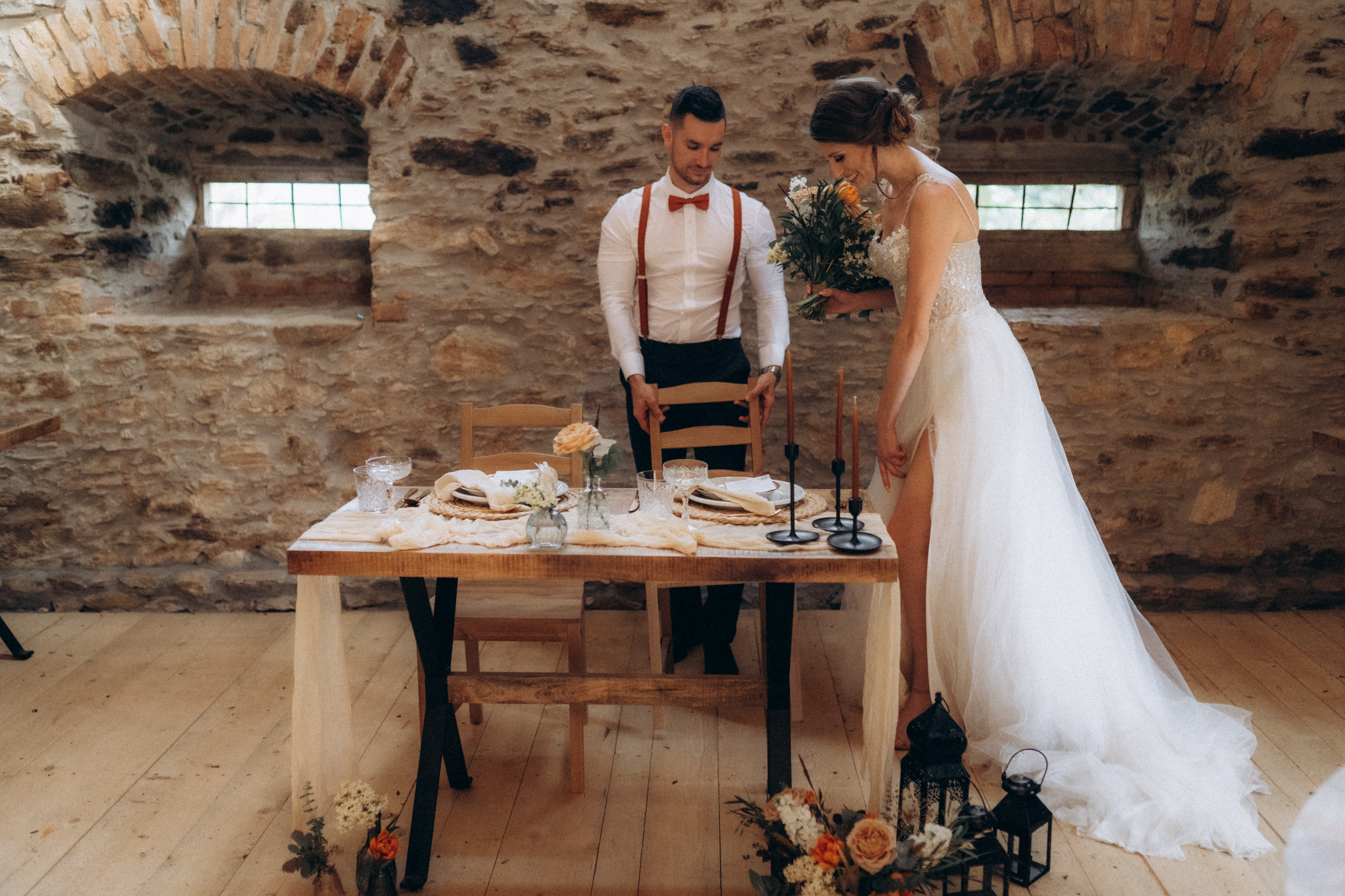 Ženích ladí doplnky s prírodnou atmosférou statku