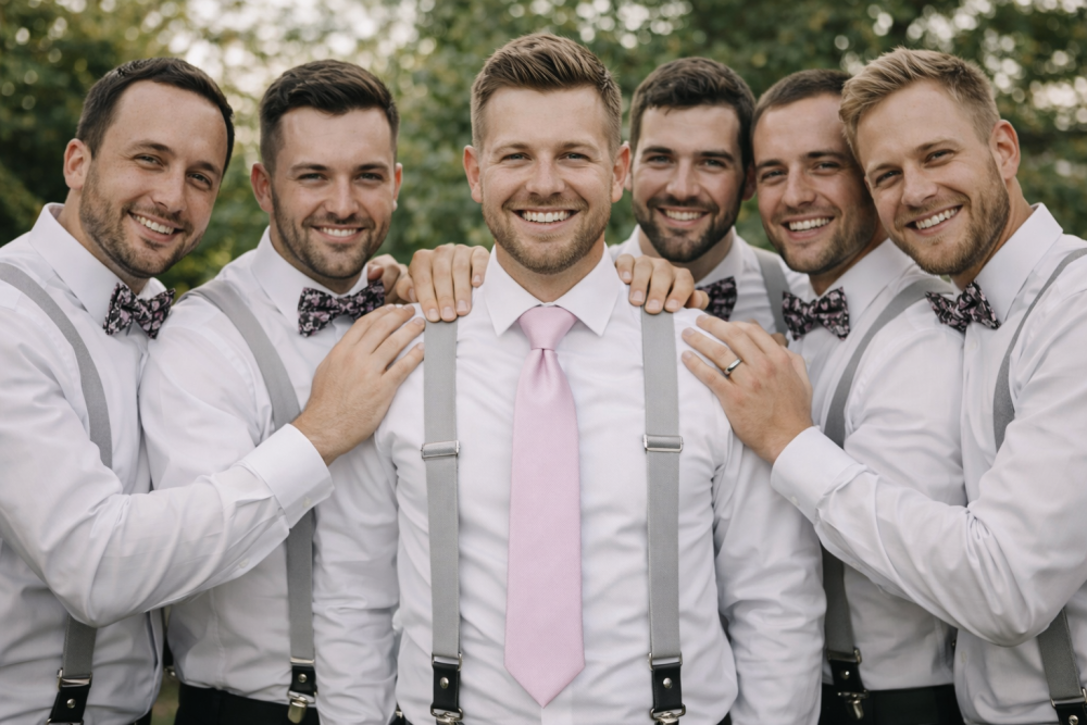 Jemná růžová (blush) svatba – sladění ženicha a družby