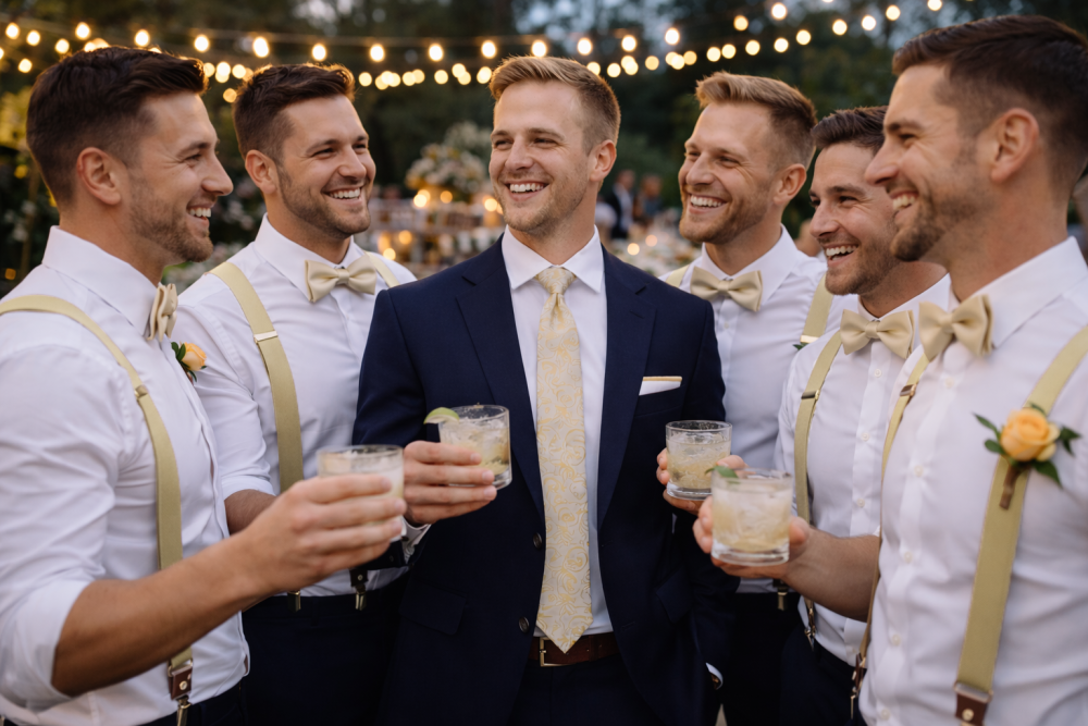 Přírodní béžová svatba – sladění ženicha a družby v Quentino doplňcích