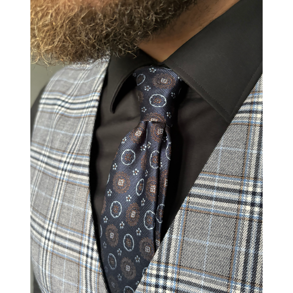 Tmavě modrá pánská hedvábná kravata s hnědým vzorem