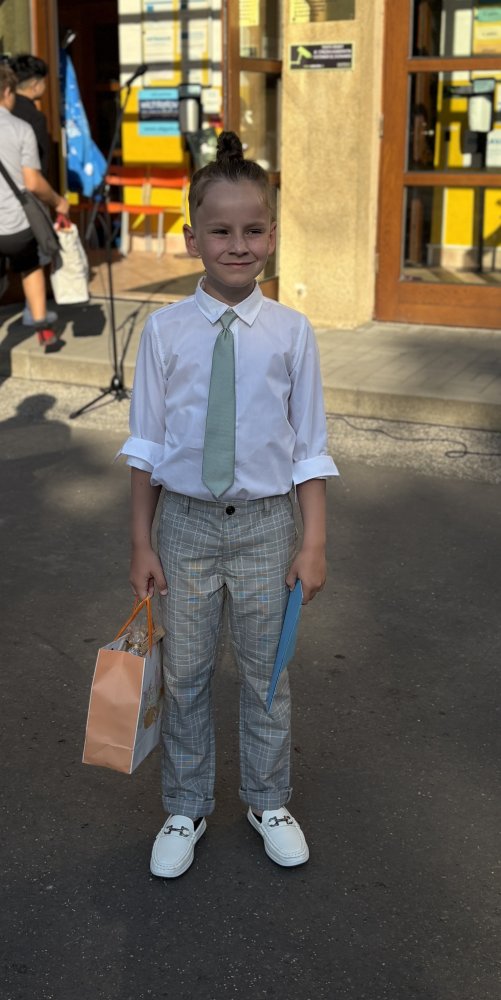 Tobias na prvom vysvedčení v sage green kravate