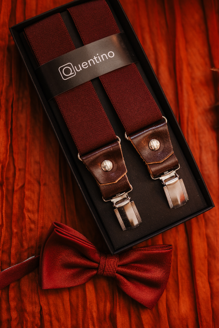 Vínové kšandy s pravou kůží a motýlek