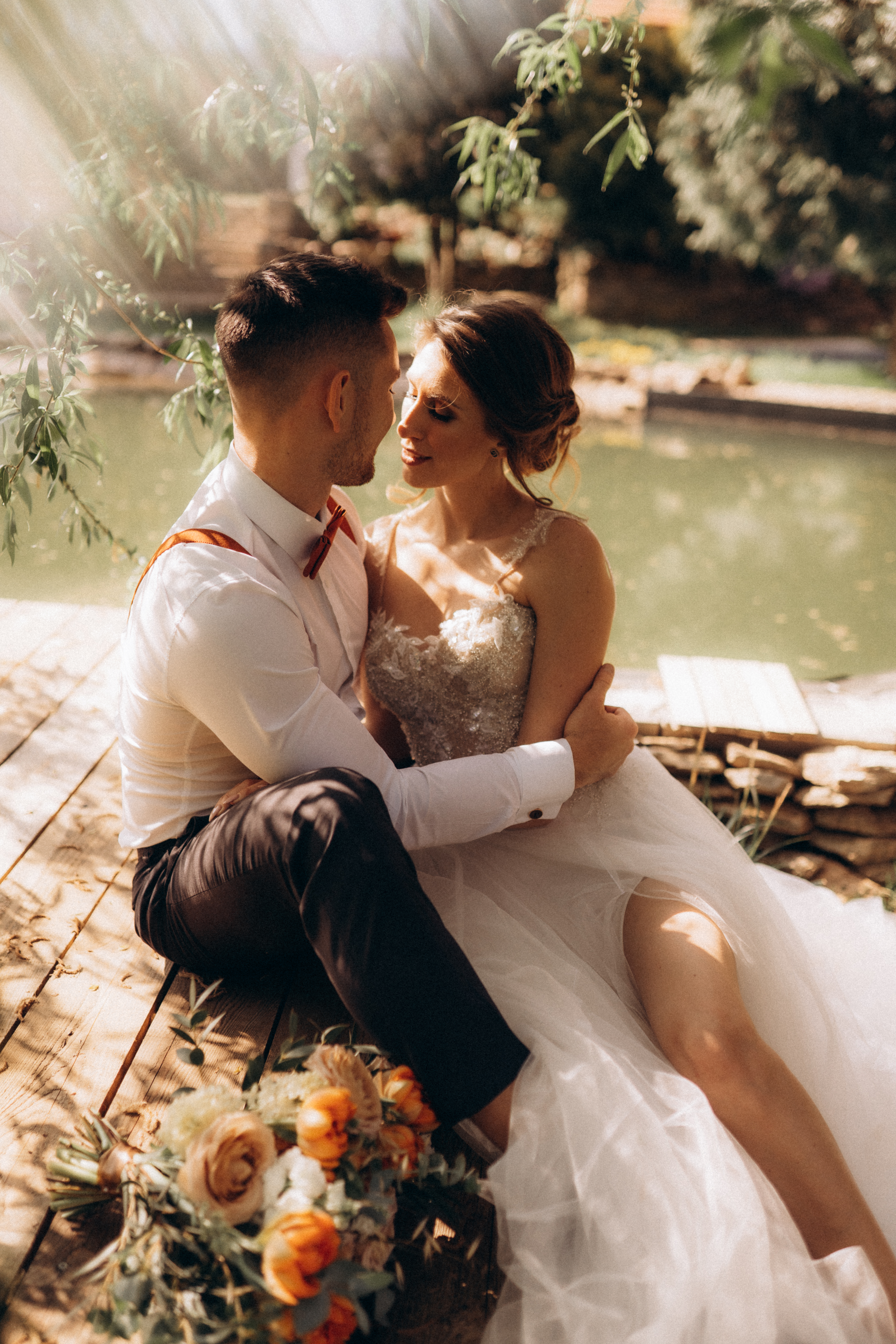 Krásne foto nevesty a ženícha pri vode na statku Věžníkov