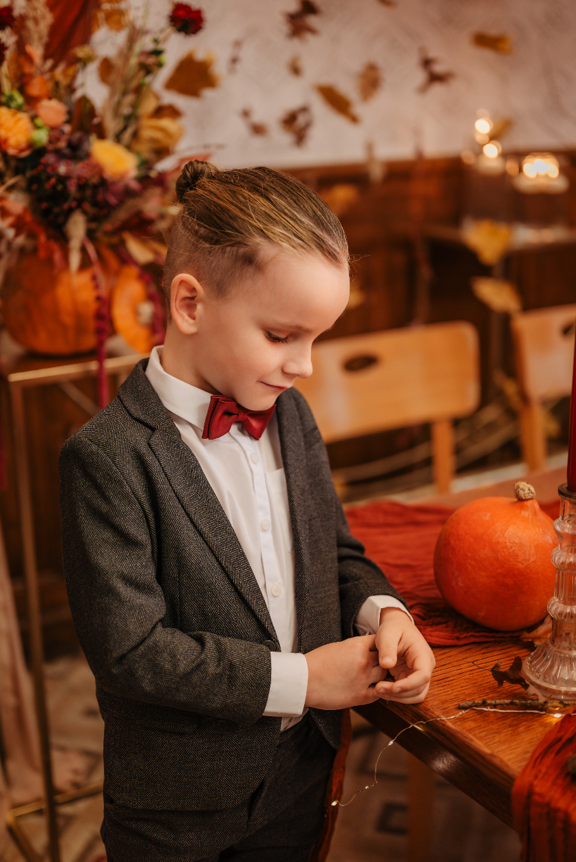 Tobias předvádí vínového motýlka