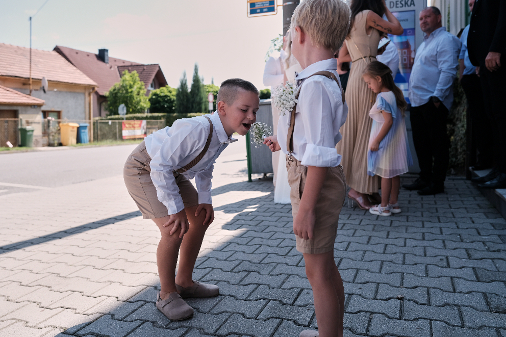 Malí chlapci v krátkych nohaviciach a kšandách Quentino